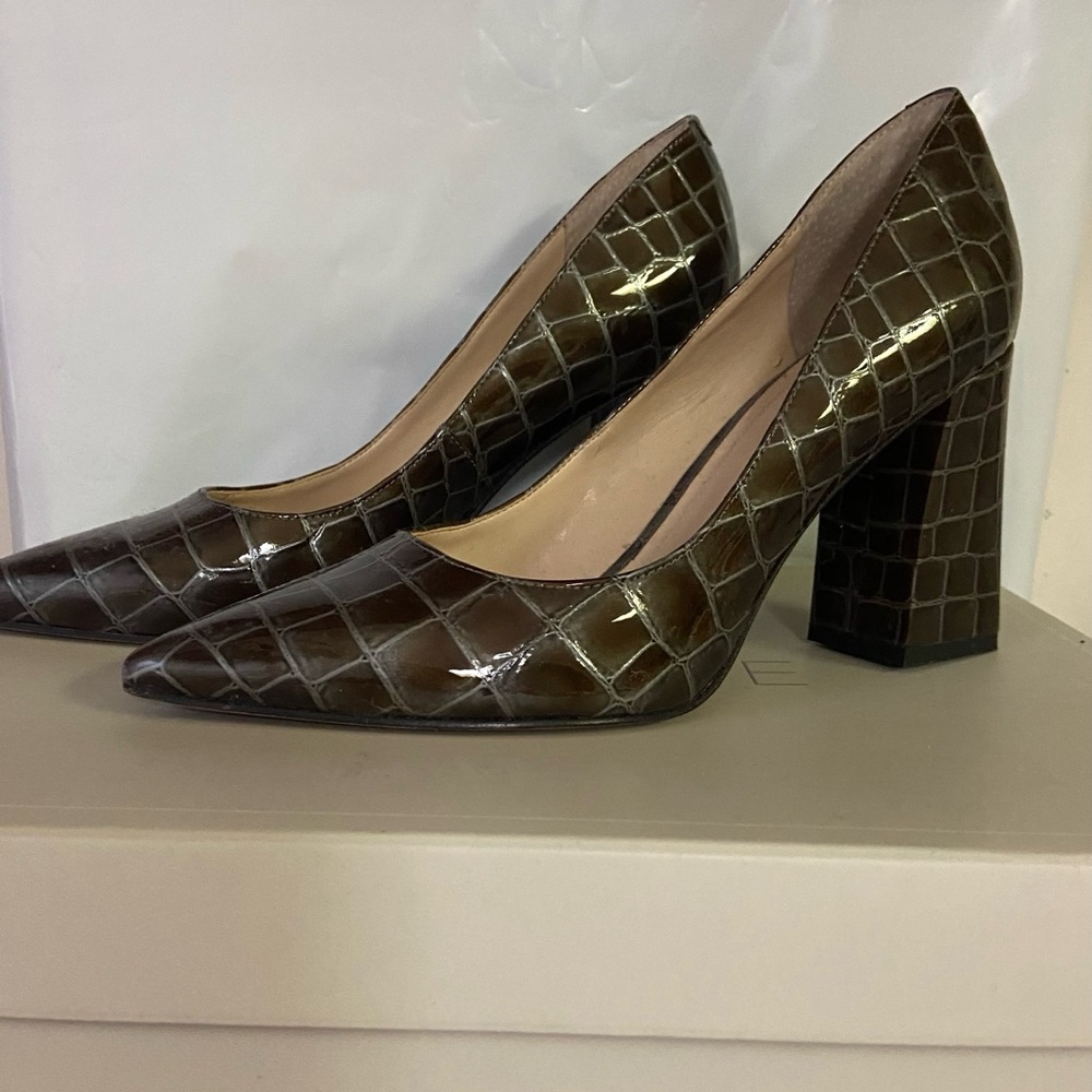Chic Brown Crocodile Pattern Heels - image 1
